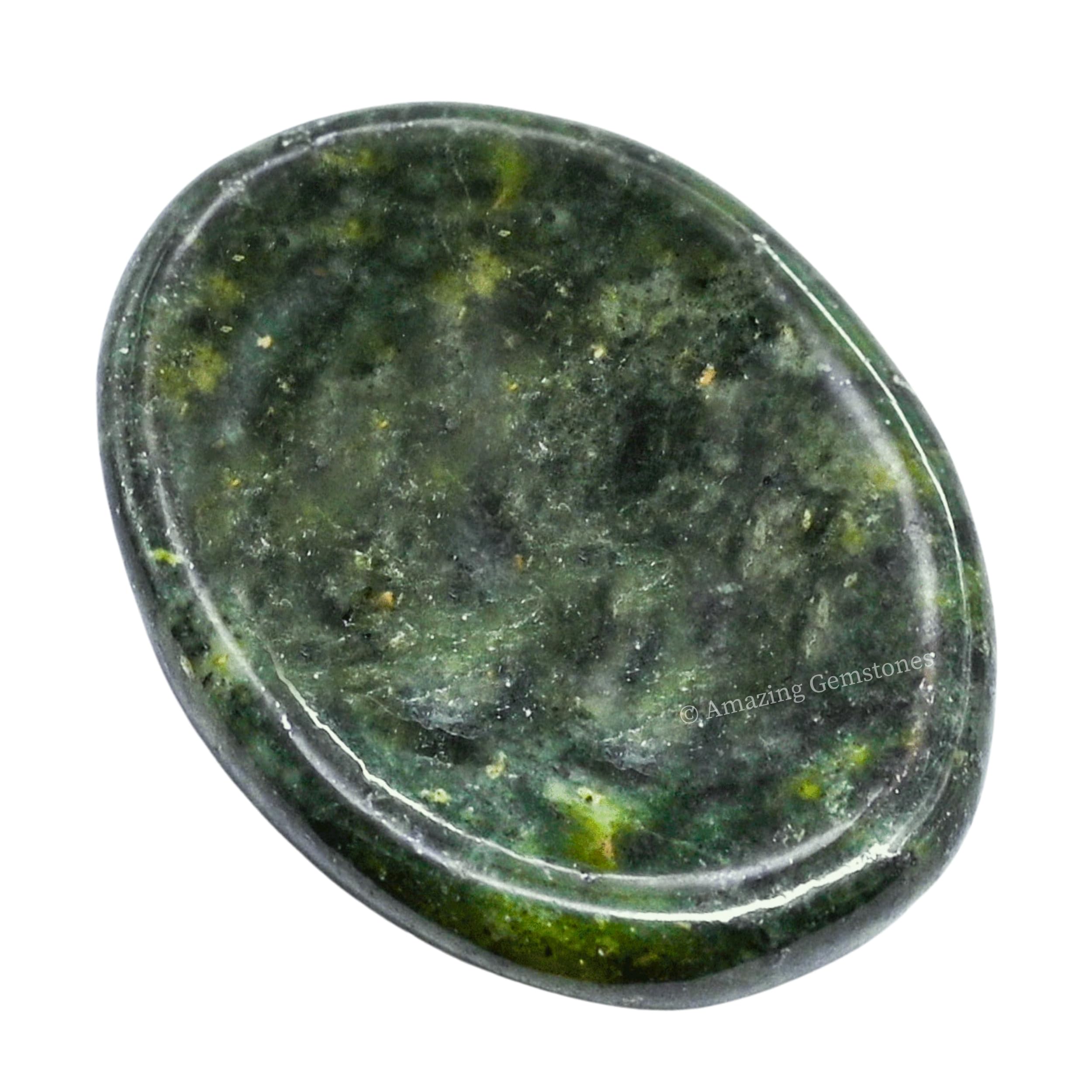 Piedra para meditación Amazing Gemstone jade verde, favorece la concentración.