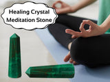 Enfoque de energía con jaspe sangre Amazing Gemstone en mesa de trabajo.