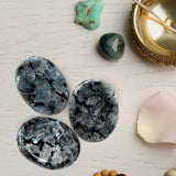 Amazing Gemstone larvikita, ayuda a equilibrar energías en momentos de calma.