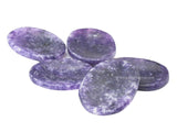 Amazing Gemstone Lepidolite: detalle de la superficie cristalina para observar la textura.