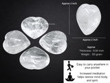 Amazing Gemstone: mano sosteniendo cuarzo claro para masaje relajante.