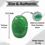 Amazing Gemstone: mano sosteniendo piedra verde para relajación y enfoque durante meditación.