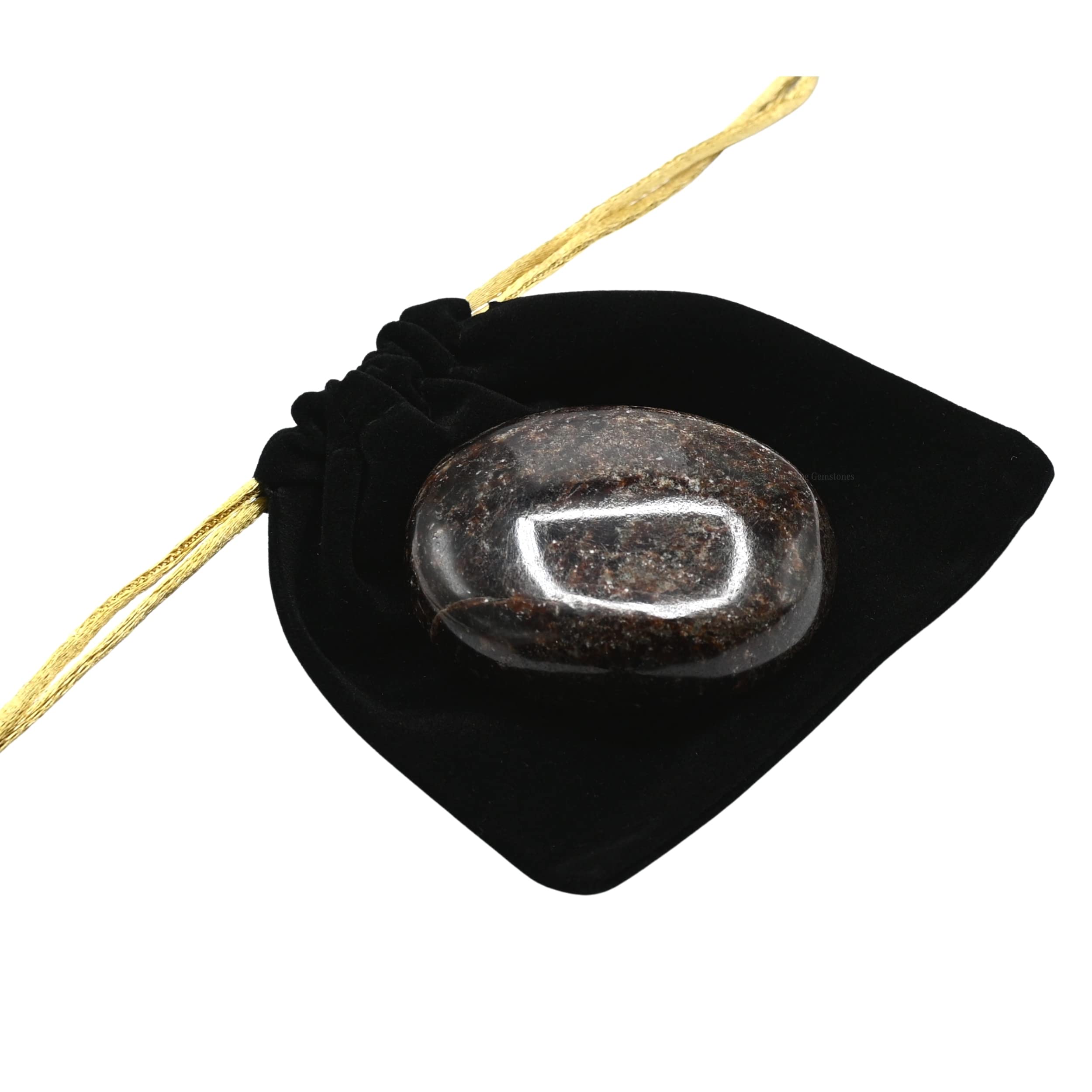 Meditación con granate Amazing Gemstone, enfoque en calma interior.