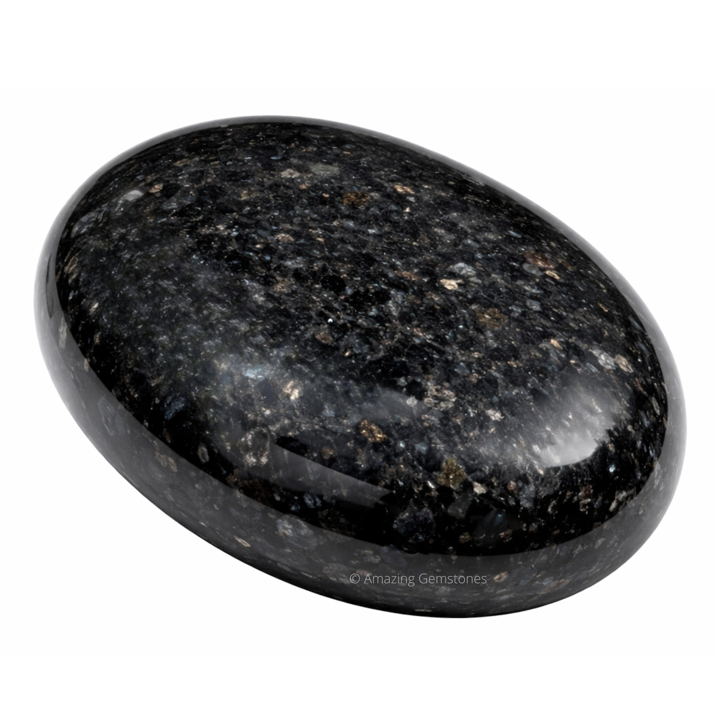 Amazing Gemstone Nuummite: detalle de textura oscura que inspira concentración y calma