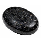 Amazing Gemstone Nuummite: detalle de textura oscura que inspira concentración y calma