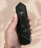 Amazing Gemstone Nuummite: obelisco-cristal para amplificar energía y armonizar ambiente.