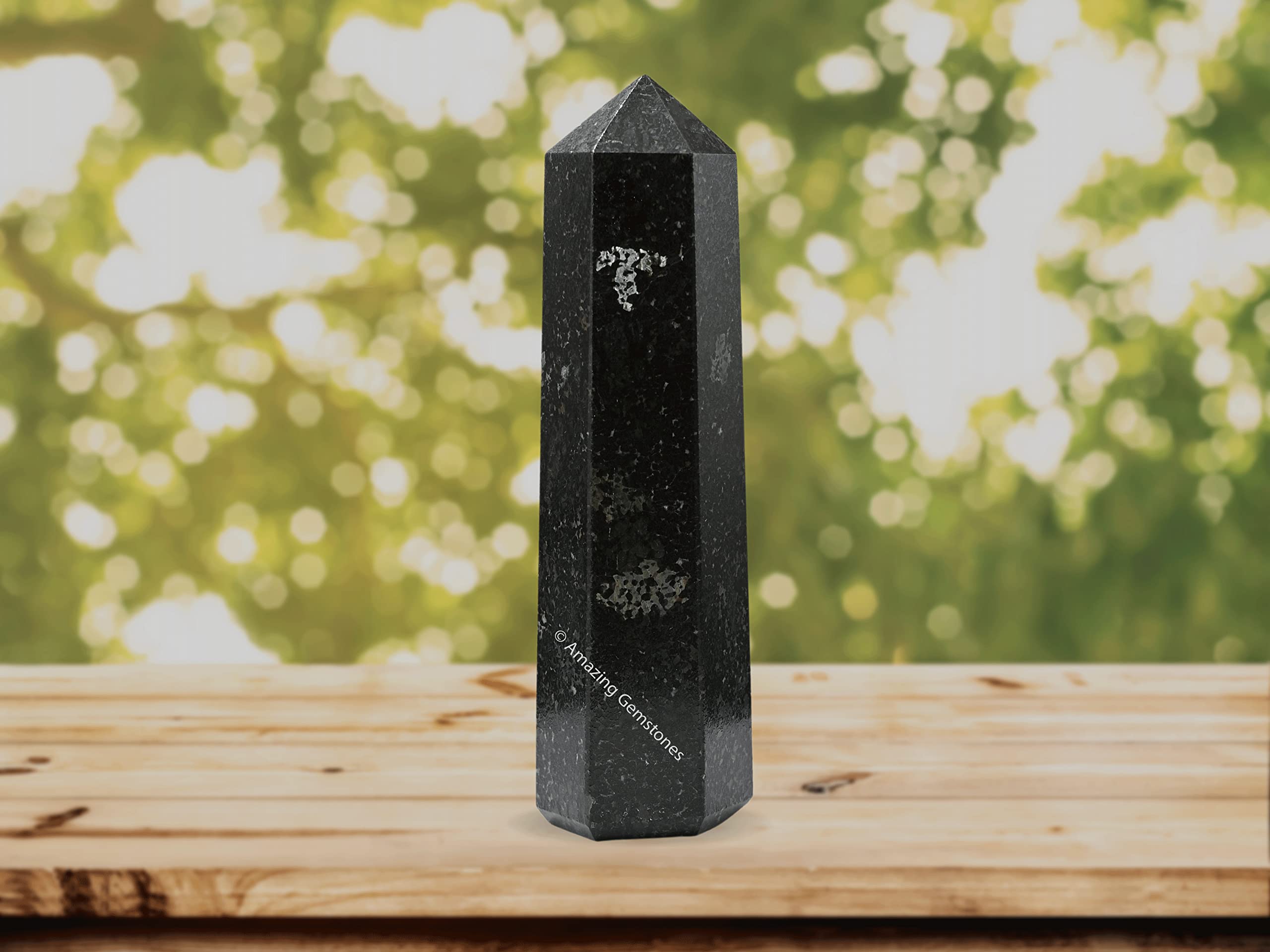 Amazing Gemstone Nuummite: punto-cristal para meditaciones y protección suave.