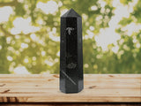 Amazing Gemstone Nuummite: punto-cristal para meditaciones y protección suave.