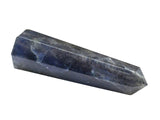 Obelisco iolite de Amazing Gemstone potencia concentración y equilibrio emocional.