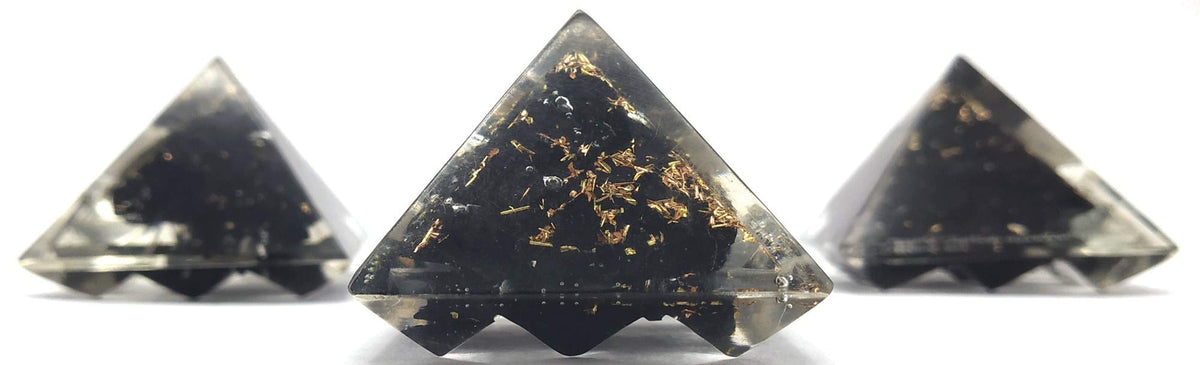 Amazing Gemstone orgonita pirámide 30mm con cristales, ideal para armonizar espacios