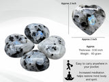 Amazing Gemstone palma con piedra luna arcoíris para masaje suave.