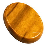 Amazing Gemstone: piedra jaspe amarillo en primer plano para meditación y enfoque.