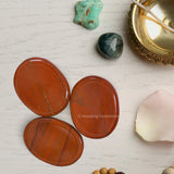 Amazing Gemstone: Piedra jaspe rojo en mano durante respiración consciente.