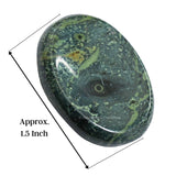 Mano sosteniendo la piedra Kambaba Jasper para calma y enfoque