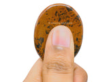 Piedra para meditacion de Amazing Gemstone en la mano