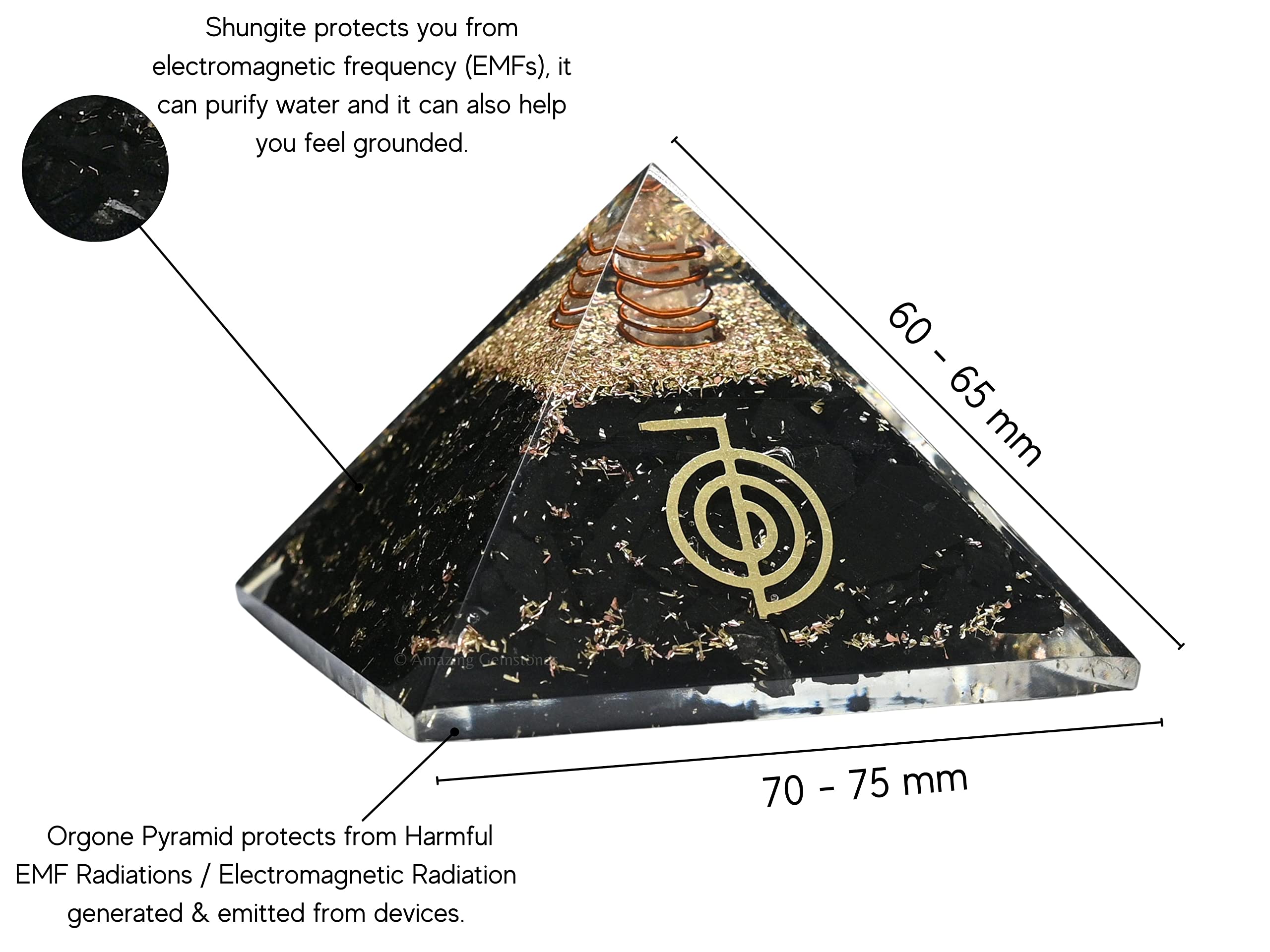 Piramide orgánica de Amazing Gemstone en escritorio para protección y enfoque.