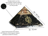 Piramide orgánica de Amazing Gemstone en escritorio para protección y enfoque.