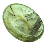 Amazing Gemstone Prehnite piedra en mano para calma y enfoque en la meditación.
