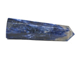 Amazing Gemstone punta sodalita facilita enfoque durante meditaciones.