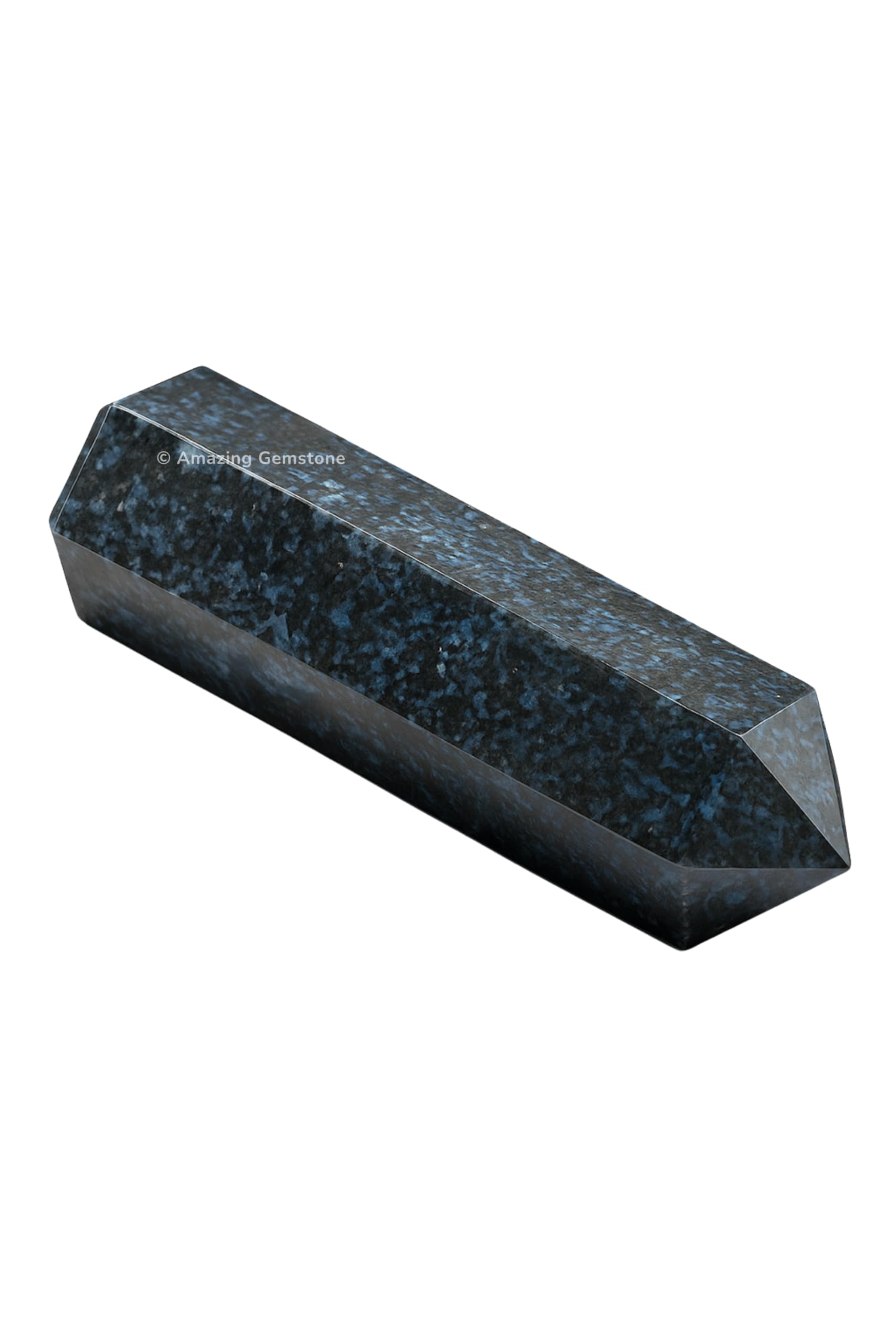 Punto de cristal Indigo Gabbro enfocado para canalizar energía y equilibrio.