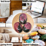 Amazing Gemstone Rhodonita, en mano para aromaterapia y calma.