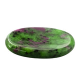 Amazing Gemstone Ruby Zoisite en la palma, ideal para concentración plena.