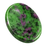 Piedra Ruby Zoisite de Amazing Gemstone, vista frontal para enfoque en meditación.