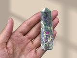 Amazing Gemstone obelisco cristal dirige energía para cuadrícula de cristales.