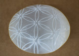 Amazing Gemstone palma con forma ergonómica para masaje y confort diario.