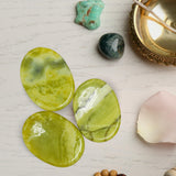 Amazing Gemstone Serpentina conserva su aspecto con cuidado adecuado.