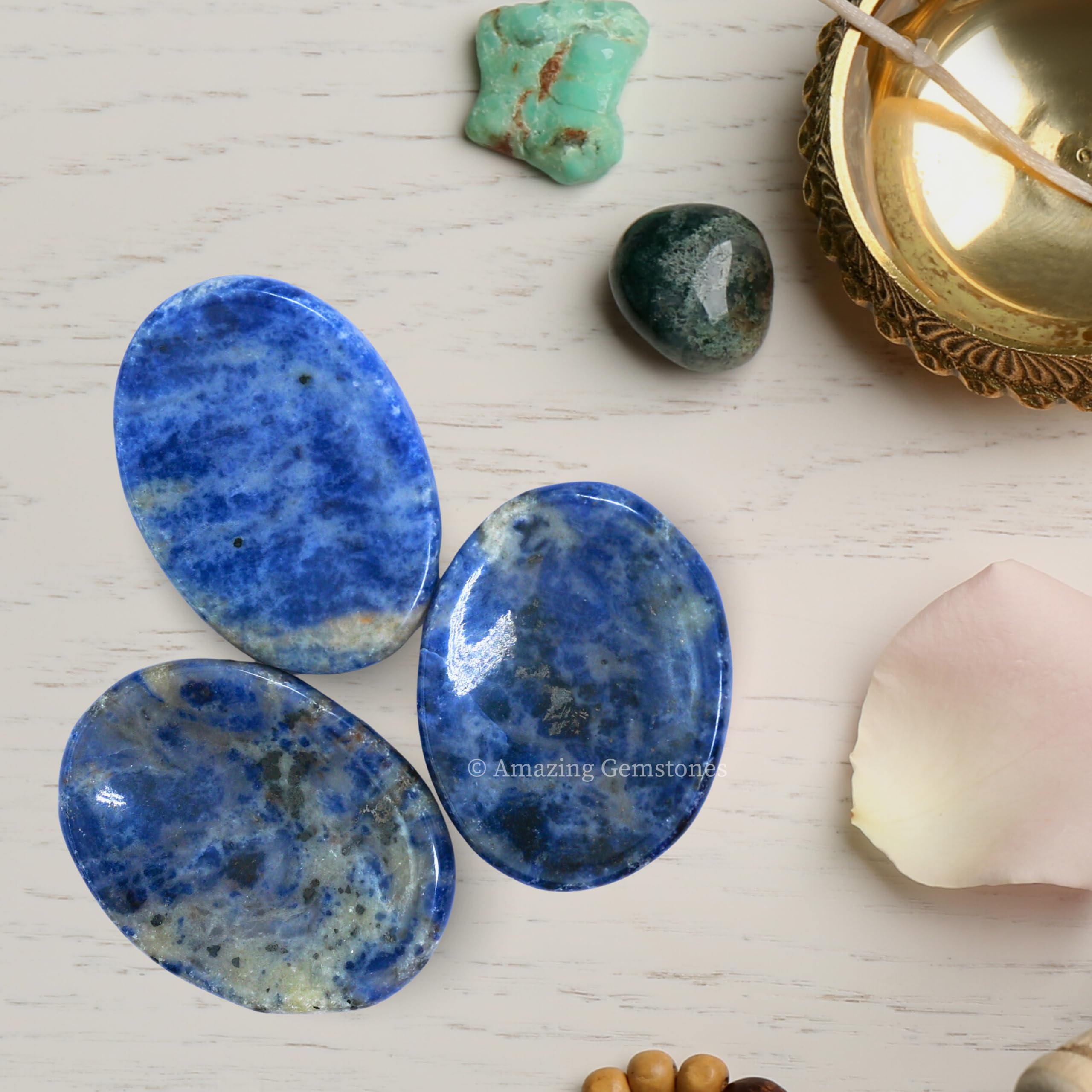Amazing Gemstone sodalita: energía equilibrada durante la práctica de relajación