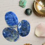 Amazing Gemstone sodalita: energía equilibrada durante la práctica de relajación
