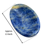 Amazing Gemstone sodalita: mano sosteniendo la piedra para equilibrio emocional