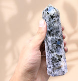 Torre Moonstone arcoiris de Amazing Gemstone para purificar ambientes y elevación de energía.