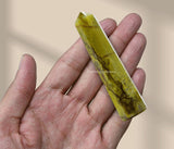 Amazing Gemstone detalle de cuerpo de torre opalo verde, acabado natural único.