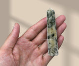 Amazing Gemstone torre cristal verde energiza espacios con enfoque positivo