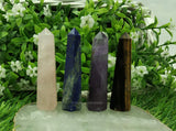 Torre de lapislázuli Amazing Gemstone, vista frontal para enfoque energizante