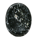 Amazing Gemstone Tourmalina Negra en mano: promueve concentración y calma durante prácticas.