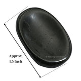 Amazing Gemstone turmalina negra manos sosteniendo guía para atención plena diaria.