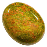Amazing Gemstone Unakite en la mano para enfocar la mente.