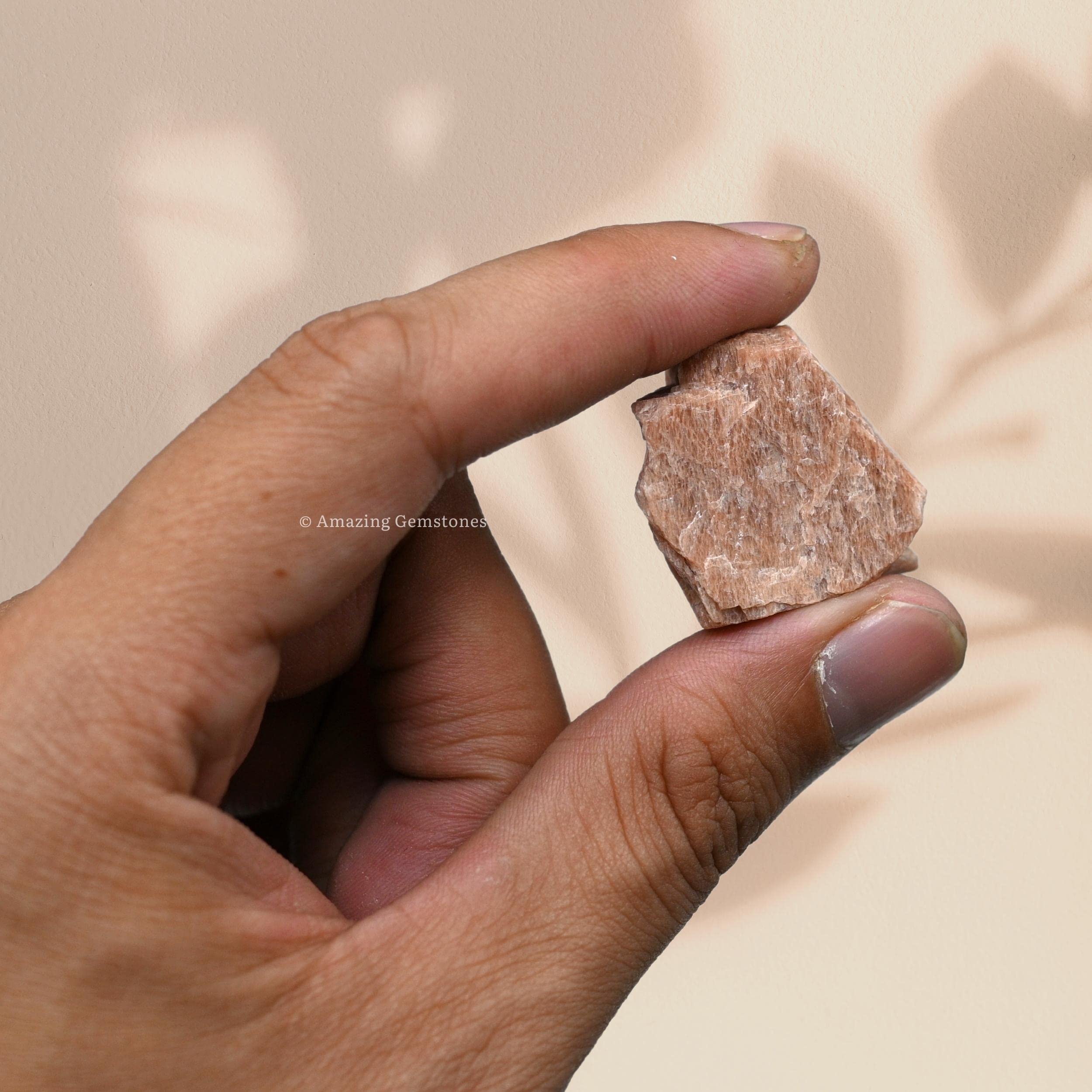 Amazing Gemstone uso en meditación y equilibrio emocional con piedra luna durazno.