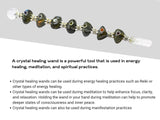 Amazing Gemstone varita labradorita en mano para enfoque y respiración durante yoga.
