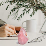 AMOYSTONE cuarzo rosa torre en ambiente de meditación, aporta serenidad.