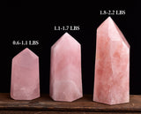 AMOYSTONE obelisco de cuarzo rosa en ambiente de paz.