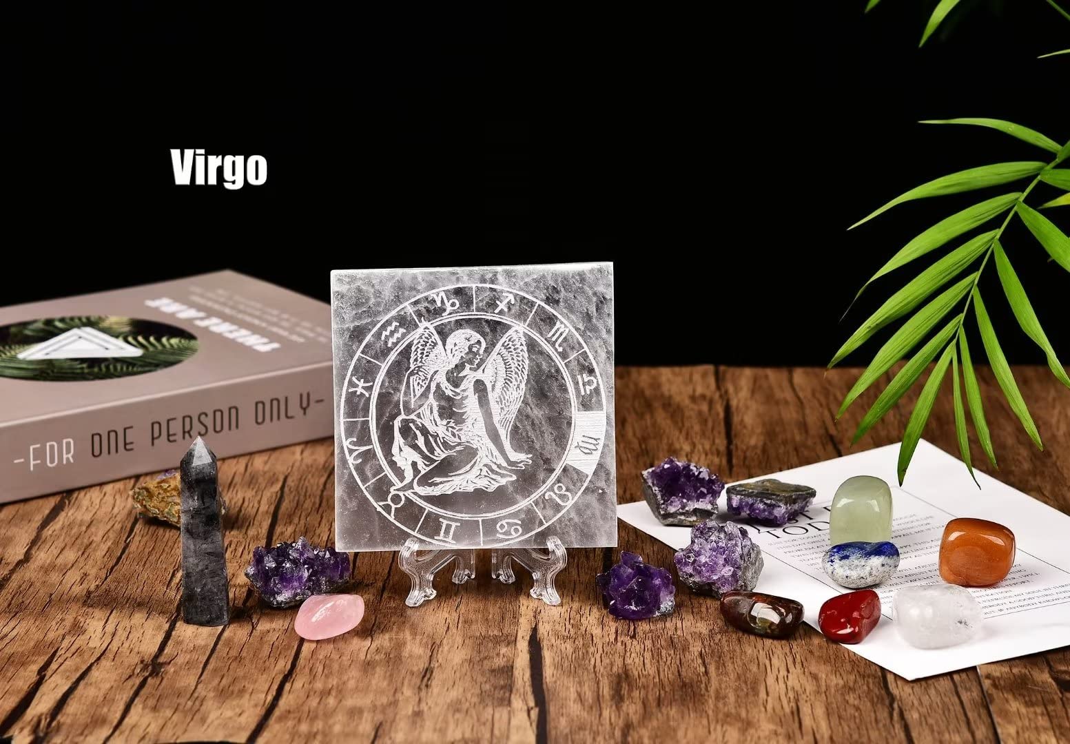AMOYSTONE escena en escritorio con placa de selenita decorativa