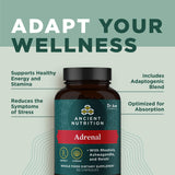 Ancient Nutrition Adrenal: pila de cápsulas junto a una taza para consumo diario.