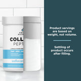 Persona añadiendo Ancient Nutrition Collagen Peptides a batido matutino.