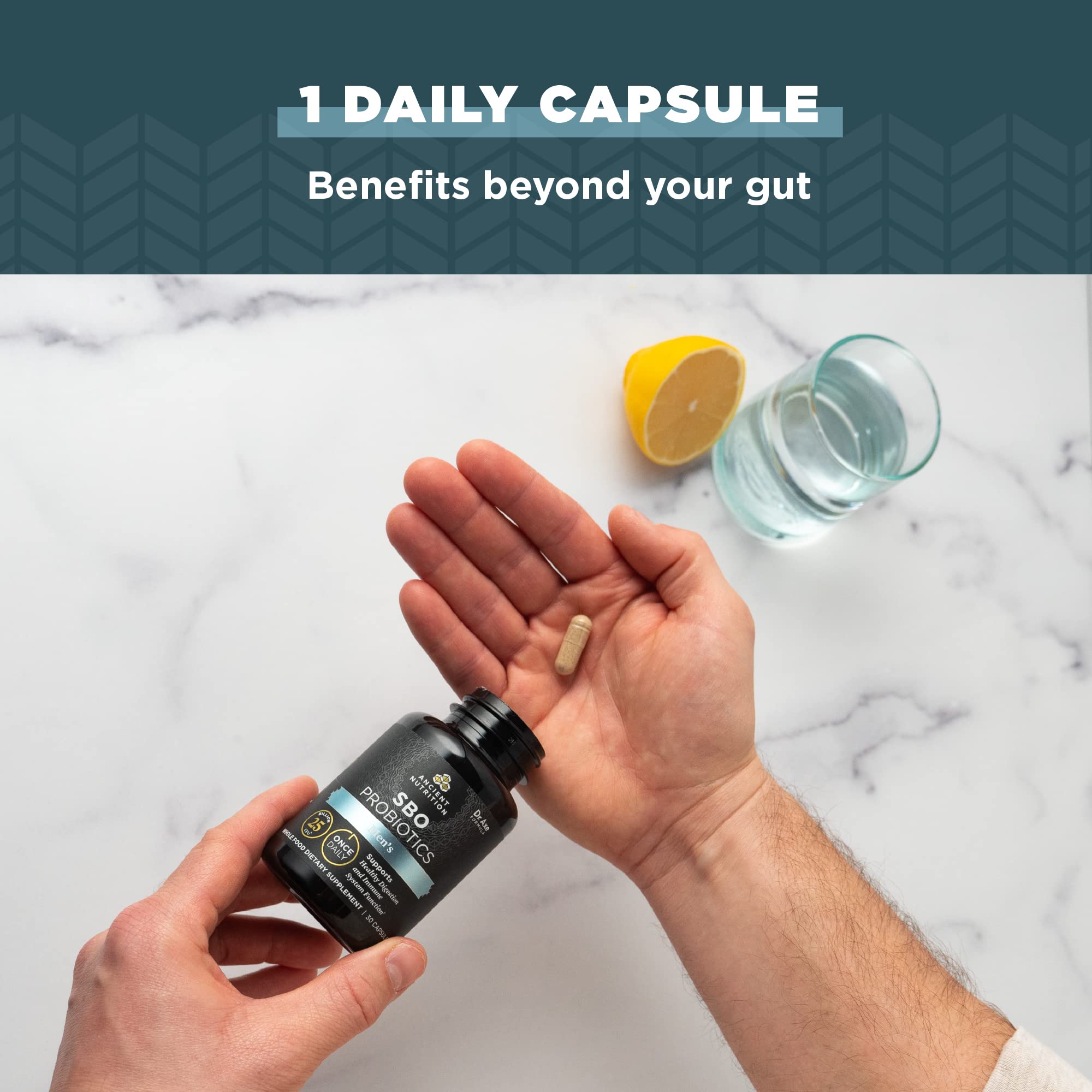 Ancient Nutrition Probiotics para hombres, manos sosteniendo la botella