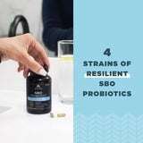 Ancient Nutrition SBO Probiotics Ultimate, cápsulas en la mano, tamaño cómodo.