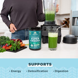 Mezcla en agua o batido con Ancient Nutrition SuperGreens para detox suave.